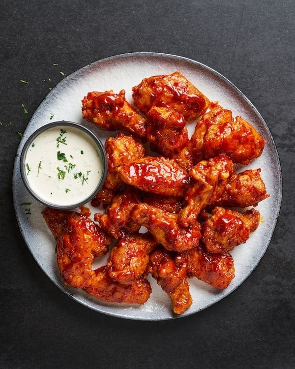 Alitas con salsa de la casa